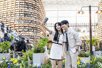 스타필드 코엑스몰 별마당 도서관, ‘시와 꽃향기’ 가득한 봄날 특별전