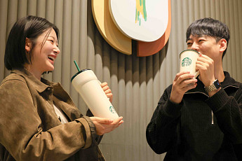 스타벅스, 개인 컵 5번 쓰면 ‘아메리카노’ 공짜