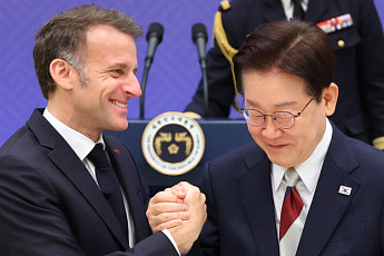 손 맞잡은 李-마크롱 