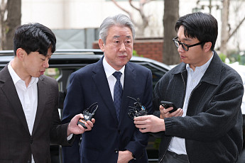 '금품 수수 의혹' 강호동 농협회장, 경찰 출석…