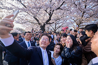 李대통령, 윤중로 깜짝 방문…시민들과 벚꽃길 소통