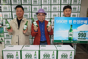 '착한소주990' 홍보하는 조웅래 선양소주 회장 [포토]