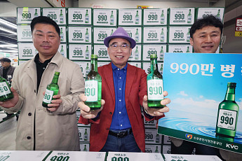 ‘990원 착한소주’ 선보인 조웅래 선양소주 회장 “골목상권 활력 기대”[현장]