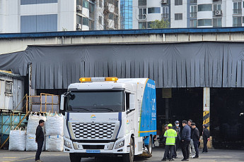서울시‧현대차 앞에서…금천구, 전국 최초 ‘먼지 먹는 수소車’ 시연 [메트로]