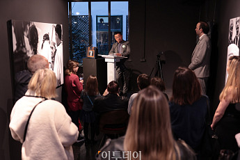 양종훈 사진가, '교황님의 미소' 헌정 사진전 개최 [포토]