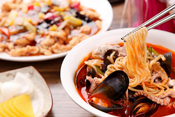 '2TV 생생정보' 가격파괴, 20가지 중식 무한리필이 단돈 1만원대? '하○○'