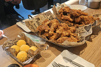 “겉바속촉에 마늘 한 방”...bhc ‘쏘이갈릭킹’, 간장치킨의 신세계[맛보니]