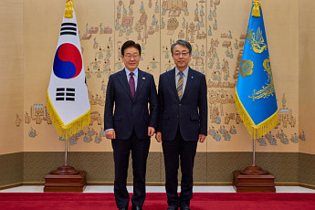 李대통령, 김성식 국민경제자문회의 부의장에 위촉장 수여