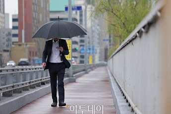 월요일 '황사비' 예고…때이른 더위 꺾인다 [날씨]