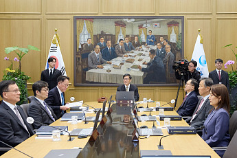 '만장일치' 금리 동결⋯금통위 