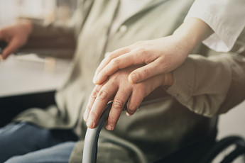 손 떨림만이 아니다…변비·잠버릇도 신호, 파킨슨병 조기 진단 중요 [e건강~쏙]