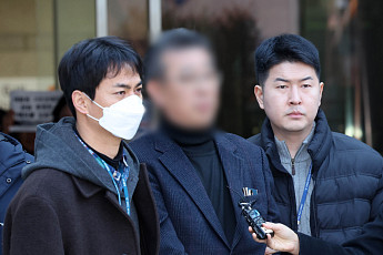 '장애인 성학대' 색동원 시설장 재판 시작...'공소사실 특정' 공방