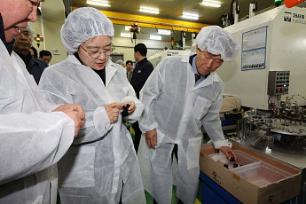 플라스틱 원료 대란, 현장 점검 나선 한성숙 장관 [포토]