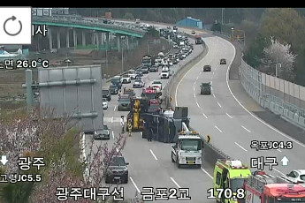 [속보] 광주대구고속도로 탱크로리 전복…화학물질 유출