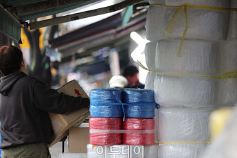 중동전쟁 여파, 비닐·필름 포장재 대란 우려 확산 [포토]