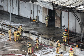 '완도 냉동창고 화재' 완진⋯진화 나섰던 소방대원 2명 사망