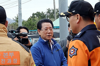 김영록·민형배 후보 일정 중단...전남도 완도군 화재현장 위로