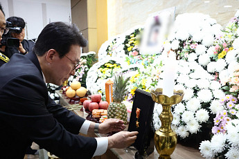 김민석 총리, 완도 화재 순직 소방관 조문…옥조근정훈장 추서
