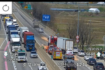 중부내륙고속도로 선산 인근 화물차 사고…양평방향 정체