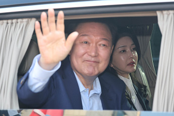 尹 부부, 9개월 만에 첫 법정 대면…김건희 증언 거부 속 30분만에 종료