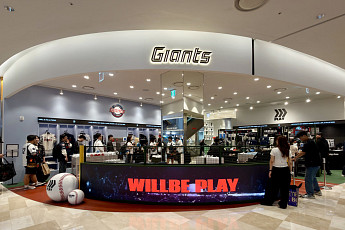 “직관 티켓·굿즈에 200만원 써요”…야구 경기에 지역 경기가 일어섰다[유통가 흔든 1000만 야구 팬덤]