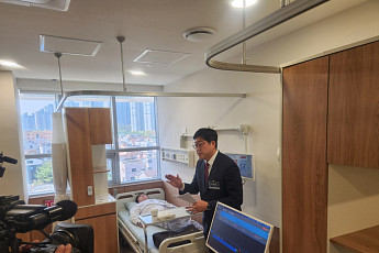 ‘삑’ 소리로 이상 징후 잡아낸다…웨어러블 AI가 지키는 병동 [가보니]