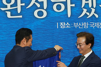 정청래, 부산서 전재수에 파란 점퍼 입히며 