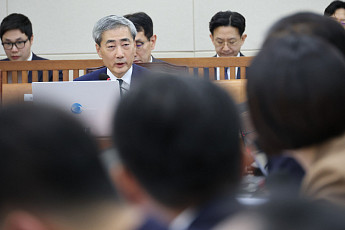 여야, 신현송 청문회 공방…“이론·실무 갖춰” vs “검은머리 외국인”