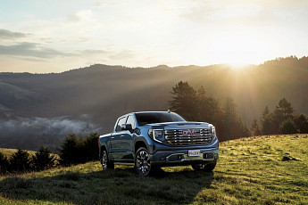 “레드 엠블럼으로 존재감 강화”…GMC, 시에라 ‘스칼렛 나이트 에디션’ 출시