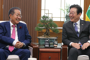 이 대통령과 막걸리 오찬⋯홍준표 전 대구시장 “MB 예우복원 요청”