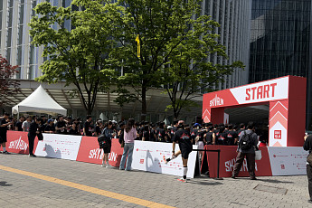 2917개 ‘수직 계단’ 뚫고 하늘로...555m·123층 ‘스카이런’ 달군 각양각색 러너들[르포]