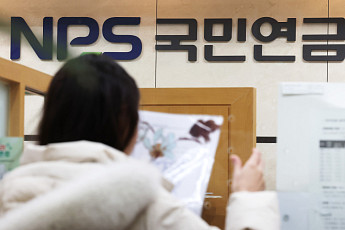 같은 연금 나이, 다른 건강 나이⋯돈이 노후의 '컨디션'까지 가른다 [이슈크래커]