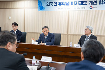 유학생 비자정책, 입국 까다롭고 체류 유연하게 바꾼다