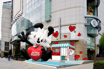 롯데백화점, 글로벌 아티스트 베르디와 협업 ‘슈퍼해피’ 테마로 단장