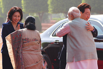모디, 李대통령 직접 맞아 포옹…8년 만 국빈 방문 ‘극진 환대’