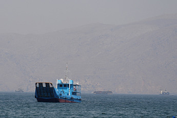 미국 “호르무즈 해협 봉쇄 후 27척 회항...나포 선박 컨테이너 수색 중”