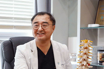 [기고]10분 걷기 힘들어 쉬어야 한다면…척추관협착증, 수술시점 따로 있다