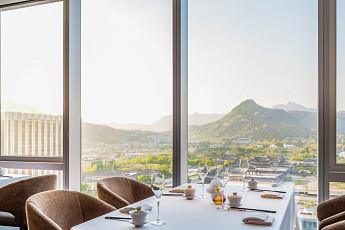 광화문 절경 품은 ‘더 플라자 다이닝’ 개장…한화푸드테크의 미식 승부수