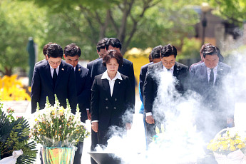 봉화마을 찾은 정원오·추미애·박찬대…노무현 전 대통령 묘역 참배