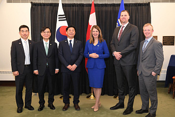 한화, 60조 캐나다 잠수함 정조준…그룹 역량 총집결