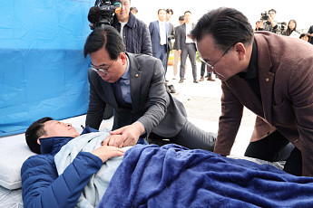 與 안호영, ‘이원택 재감찰 요구’ 단식 12일째 병원 이송