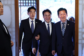 당정청 “4차 석유 가격제, 신중 검토…5부제 보험료 할인 상품 내달 출시