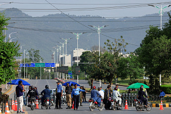 미국·이란, 호르무즈 충돌 속 줄다리기…트럼프, ‘24일 협상 가능성’ 시사