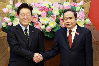 李대통령, 베트남 국회의장 만나 