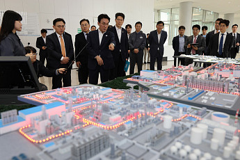 김민석, LG화학 여수공장 찾아 석유화학 공급망 점검