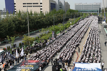 [종합] 삼성전자 노조 “영업익 15% 성과급 아니면 총파업” vs 주주들 “과도한 요구”