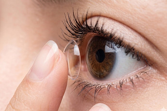 알콘 “콘택트렌즈 착용자 교체주기 ‘미준수’ 절반 넘어”