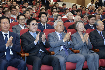 文 “김정은, 판문점 초심으로…대화 나서야”