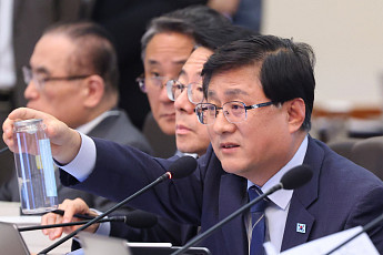 나프타로 만든 새 플라스틱 폐기물 2030년까지 30% 감축한다