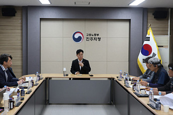 김영훈 노동부 장관, 화물연대-BGF 교섭장 방문⋯“원만한 교섭 지원”